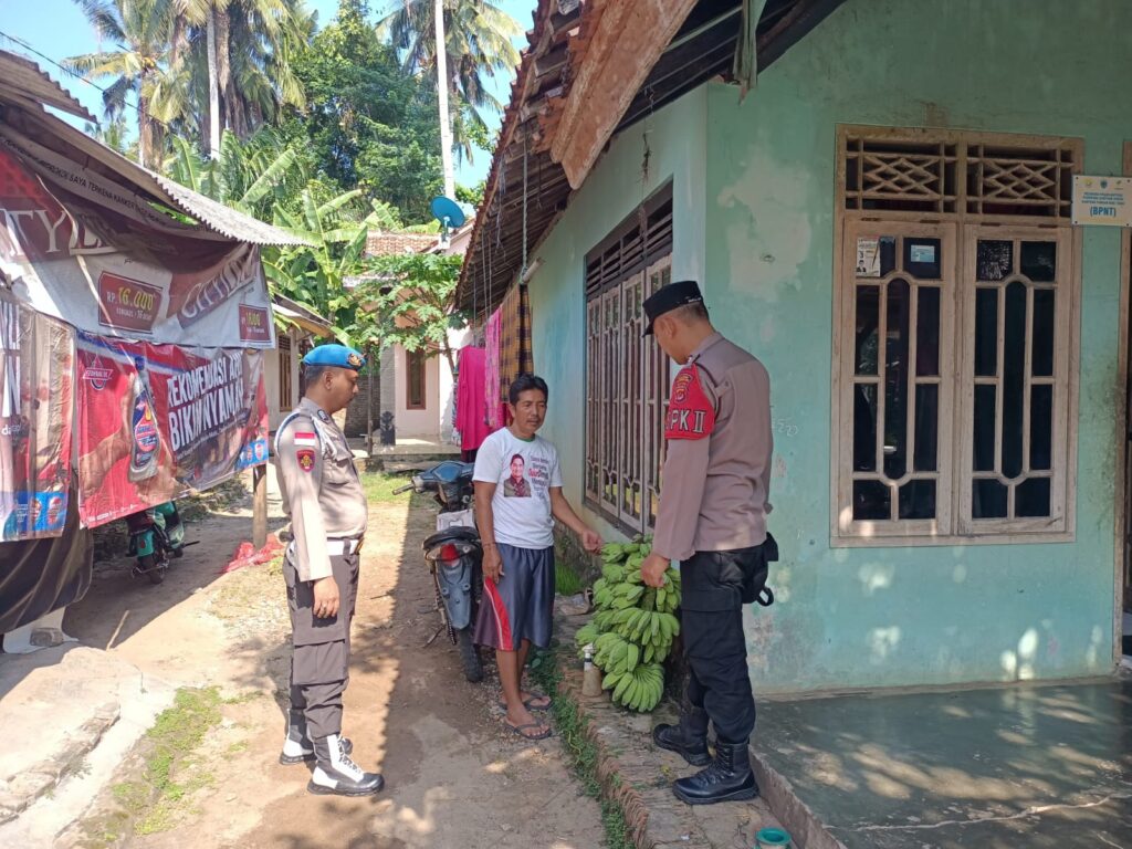 Polsek Cikeusik Lakukan Patroli Dialogis di Siang Hari Antisipasi Gangguan Kamtibmas 3 WhatsApp Image 2024 08 11 at 05.26.41