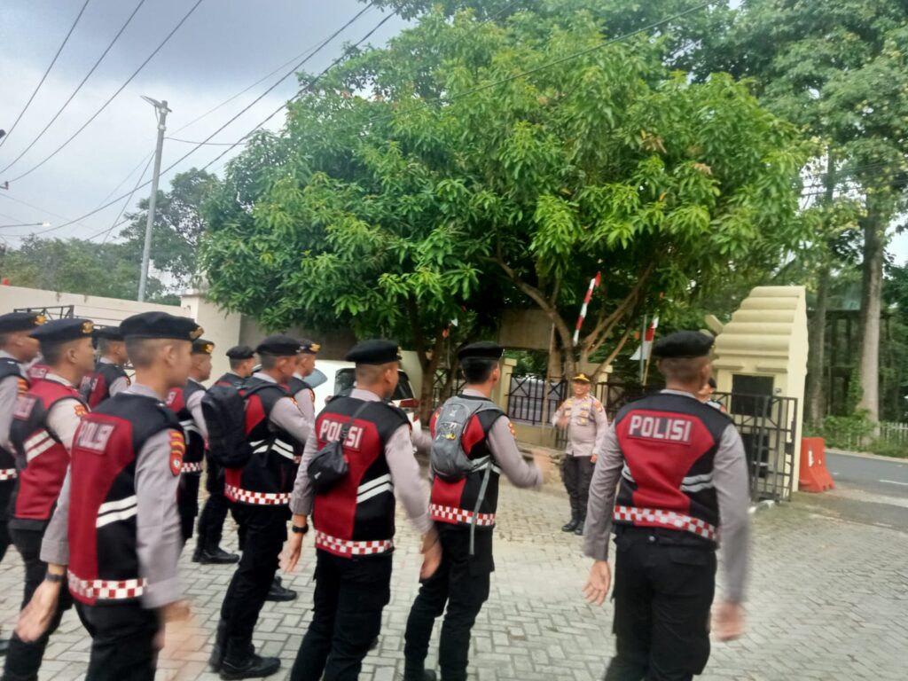 Kapolsek Carita IPTU Turip Pimpin Apel Konsolidasi Personil BKO Dit Samapta Polda Banten 6 WhatsApp Image 2024 08 11 at 06.06.14