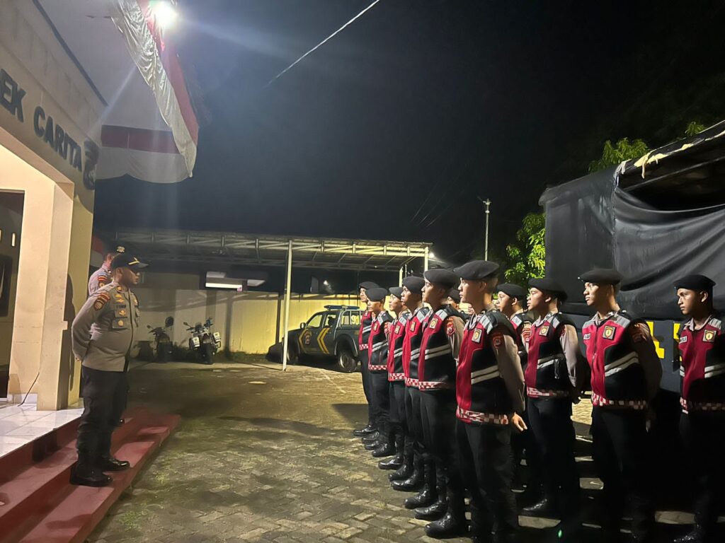 Kapolsek Carita IPTU Turip Pimpin Apel Malam untuk Patroli KRYD 8 WhatsApp Image 2024 08 11 at 06.11.39