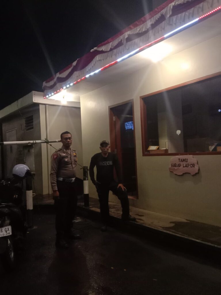 Polsek Carita Laksanakan Patroli Malam dan Himbauan kepada Security Hotel Mutiara 10 WhatsApp Image 2024 08 11 at 06.18.35
