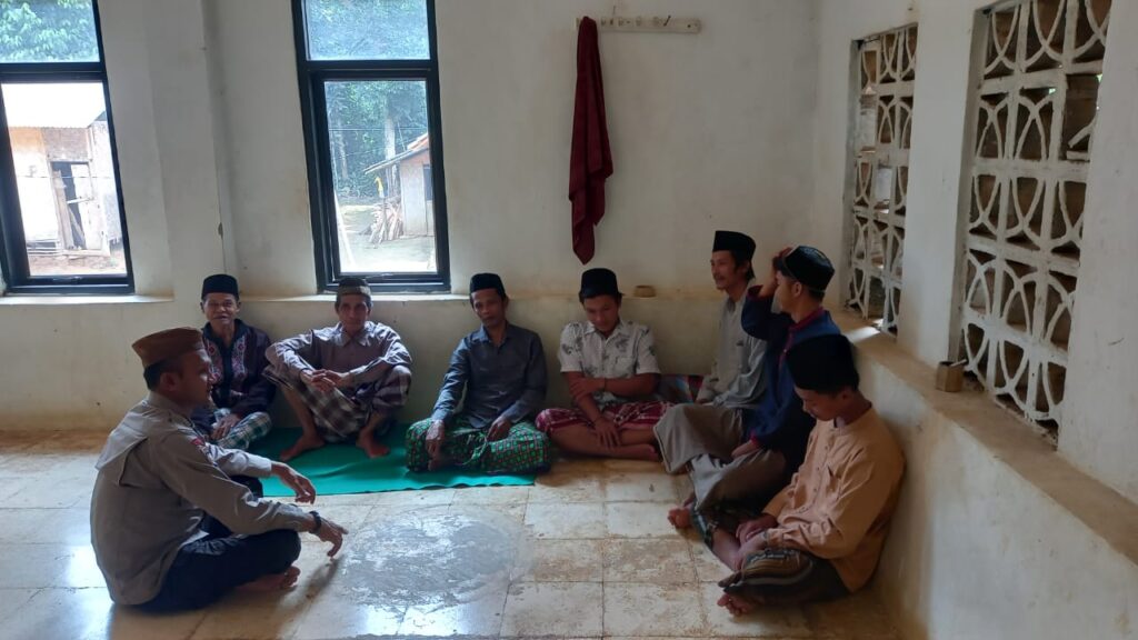 Polsek Carita Sambangi Pondok Pesantren di Desa Cinoyong dan Berdialog dengan Para Santri 5 WhatsApp Image 2024 08 11 at 06.27.37