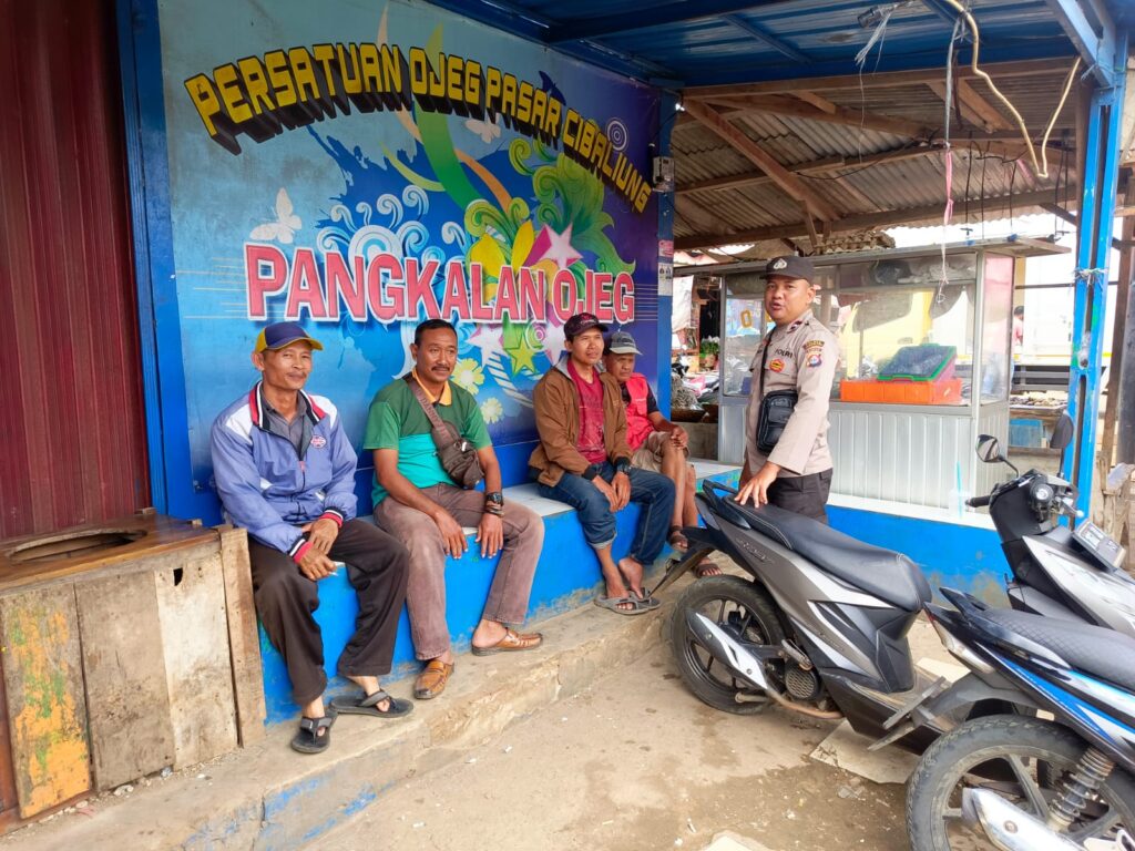 Polsek Cibaliung Sambangi Warga untuk Tingkatkan Keamanan dan Ketertiban 6 WhatsApp Image 2024 08 11 at 07.56.49