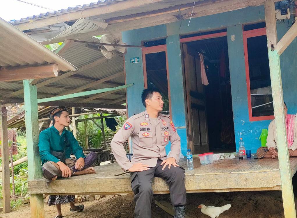 Kanit Binmas Polsek Cibaliung Jalin Silaturahmi dengan Tokoh Masyarakat untuk Ciptakan Kamtibmas Aman dan Nyaman 7 WhatsApp Image 2024 08 11 at 07.57.50