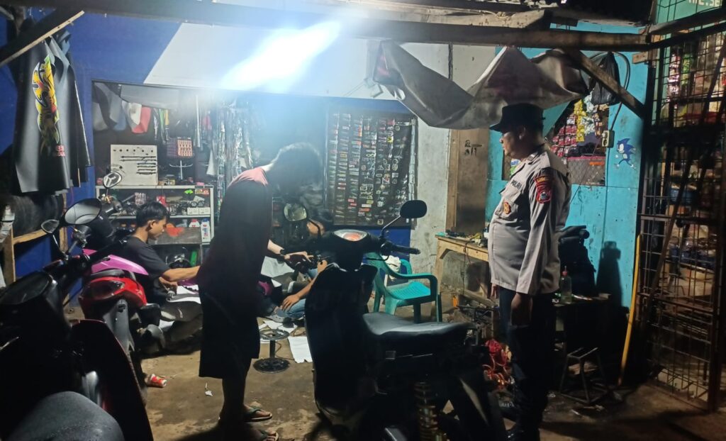 Polsek Bojong Polres Pandeglang Gelar Patroli Malam untuk Antisipasi Kejadian Kriminal di Desa Binaan 8 WhatsApp Image 2024 08 11 at 09.15.54
