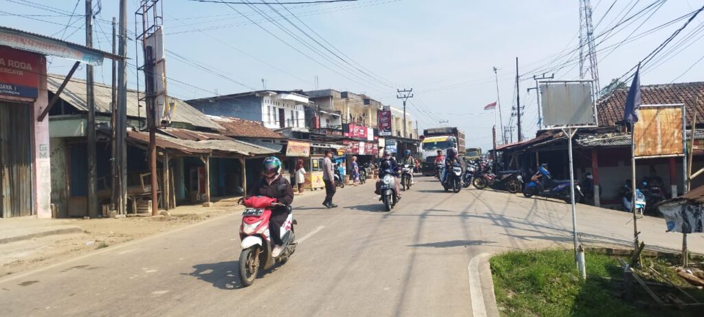 Polsek Bojong Polres Pandeglang Laksanakan Kegiatan Strong Point untuk Ciptakan Kamseltibcar Lantas di Wilayah Hukum Polsek Bojong 9 WhatsApp Image 2024 08 11 at 09.16.04