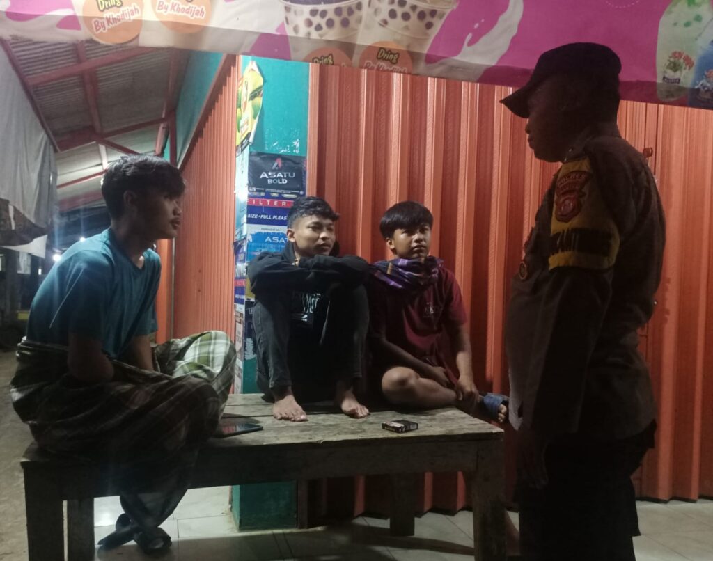 Bhabinkamtibmas Polsek Cimanggu Bripka Ajat Sudrajat Sambangi Remaja yang Sedang Nongkrong 4 WhatsApp Image 2024 08 12 at 00.24.41