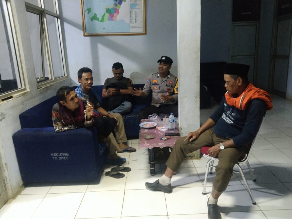 Brigadir Maman Agustina Bhabinkamtibmas Polsek Cimanggu sambang patroli ke kantor kecamatan Cimanggu 5 WhatsApp Image 2024 08 12 at 00.24.58