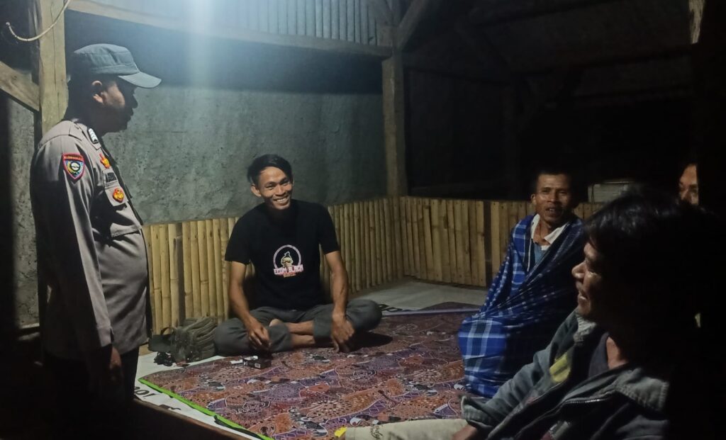 Rutinitas Bhabinkamtibmas Polsek Cimanggu Cek Pos Ronda di Wilayah Binaanya 6 WhatsApp Image 2024 08 12 at 00.25.33