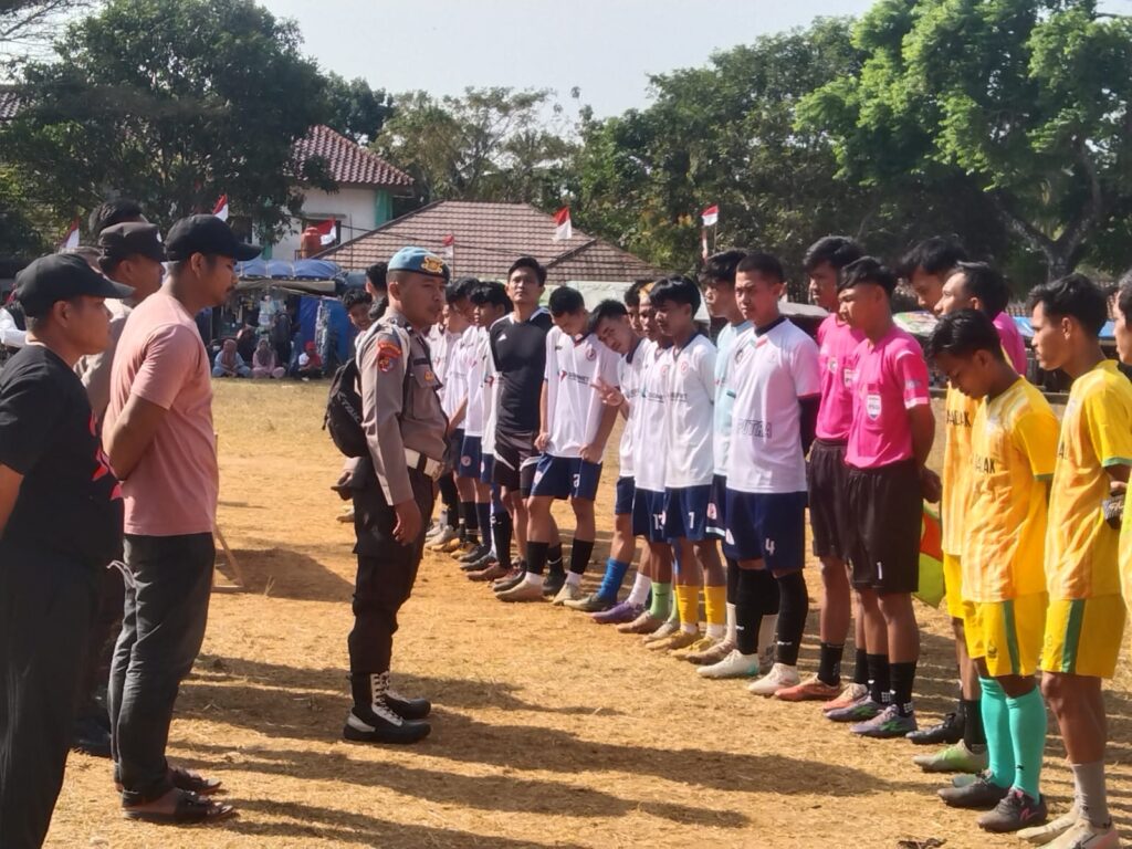Personil Polsek Cimanggu Pam pertandingan sepak bola dalam rangka PHBN tingkat Kecamatan Cimanggu 9 WhatsApp Image 2024 08 12 at 00.26.28
