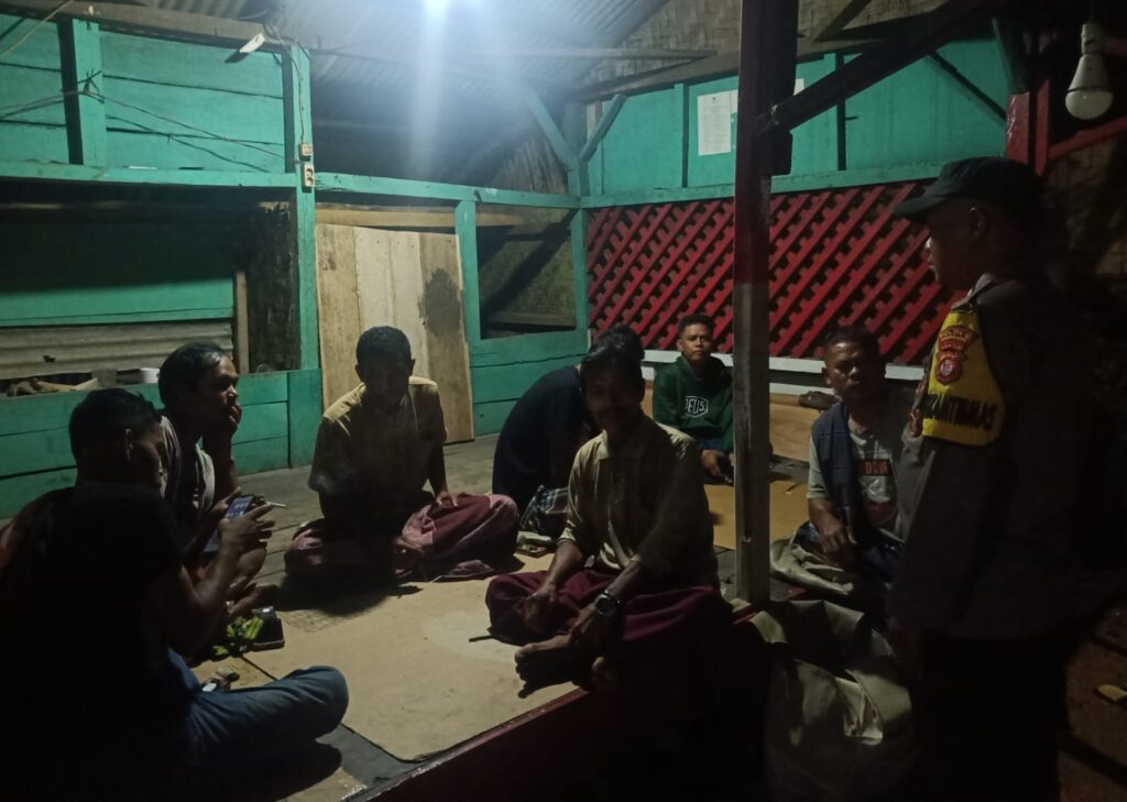Bhabinkamtibmas Polsek Cimanggu Sambangi Warga yang Sedang Melaksanakan Ronda Malam 10 WhatsApp Image 2024 08 12 at 00.26.40