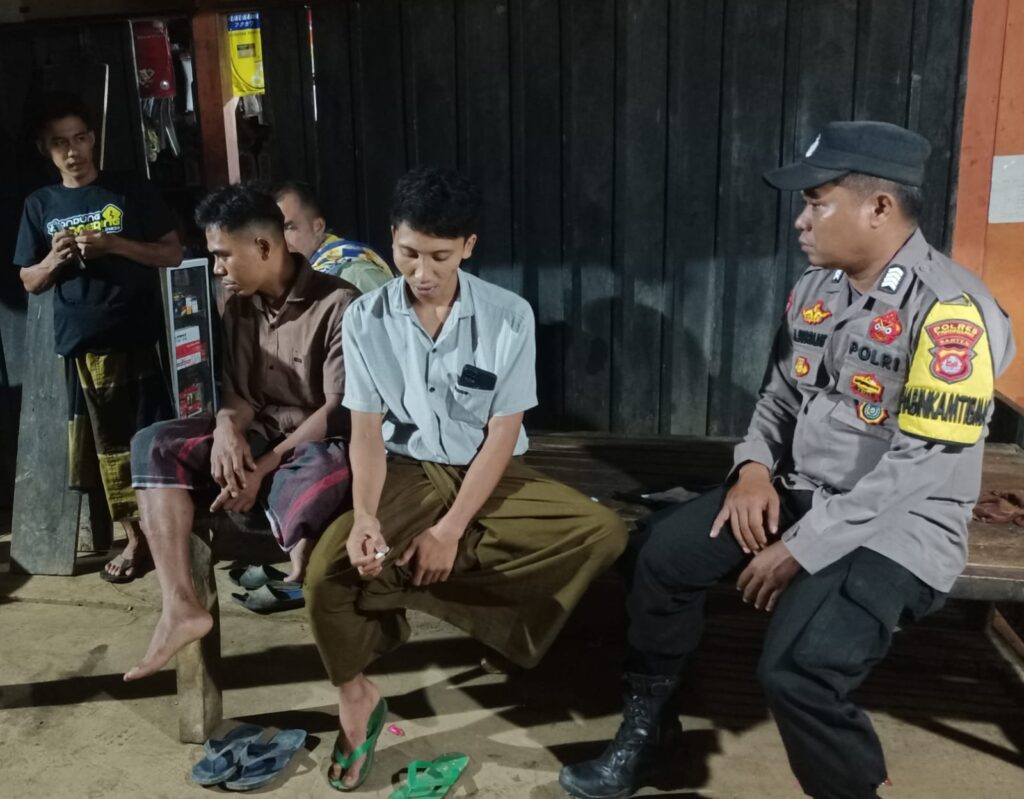 Personil Polsek Cimanggu Patroli di Jam Rawan Antisipasi C3 dan Gangguan Kamtibmas 1 WhatsApp Image 2024 08 12 at 00.26.54