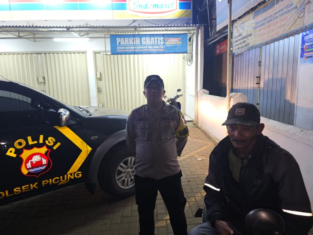 Polsek Picung Melaksanakan Patroli malam dengan Sasaran Waralaba 5 WhatsApp Image 2024 08 12 at 00.49.56