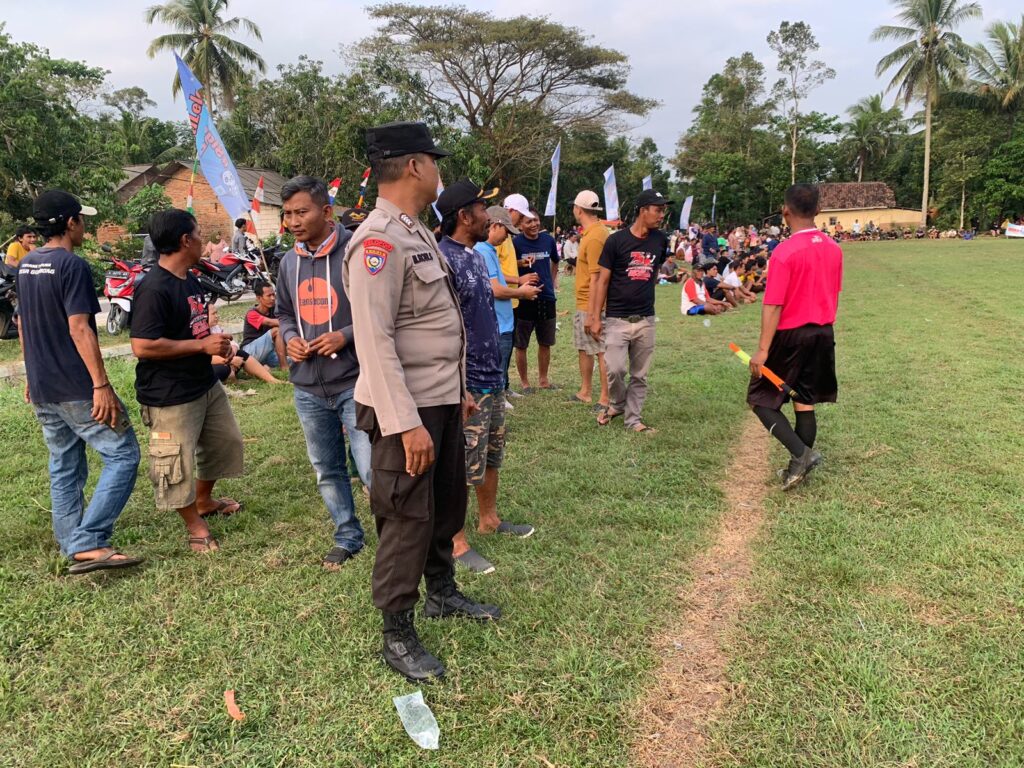 Polsek Panimbang Menggelar Pengamanan Sepak Bola di Wilayah Hukum Panimbang 6 WhatsApp Image 2024 08 12 at 01.05.40