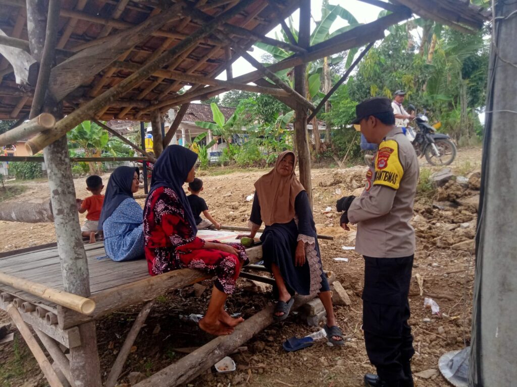 Aipda Fathur Bhabinkamtibmas Polsek Patia Sambangi Warga Kp. Sidamukti Sampaikan Pesan Kamtibmas 8 WhatsApp Image 2024 08 12 at 05.34.59