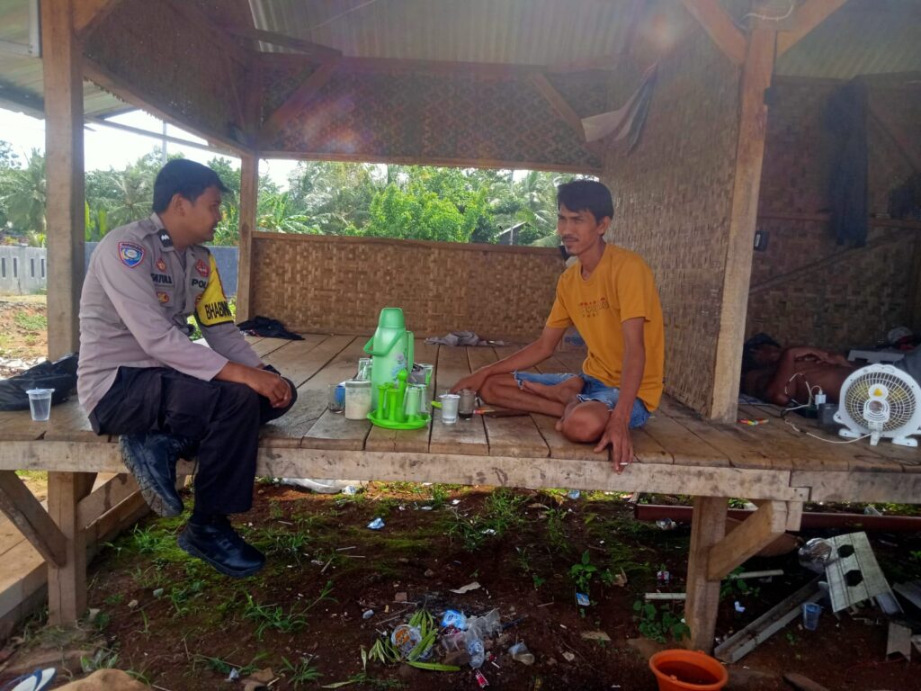 Bhabinkamtibmas Polsek Patia Aipda Fathur Ajak Warga Jaga Kamtibmas 9 WhatsApp Image 2024 08 12 at 05.40.47