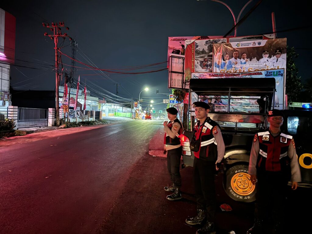 Sat Samapta Polres Pandeglang Gelar Strong Point di Persimpangan Cipacung 8 WhatsApp Image 2024 08 12 at 05.56.29 1