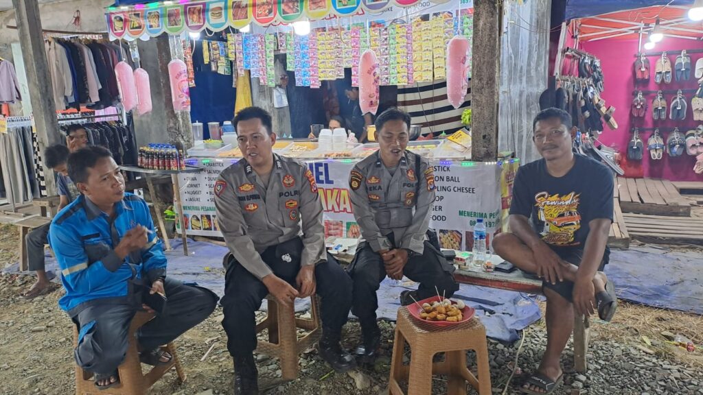 Antisipasi anggota Polsek Cikeusik Cegah Gangguan Kamtibmas Malam Hari, Polsek Cikeusik Rutin Laksanakan Patroli 10 WhatsApp Image 2024 08 12 at 06.13.00