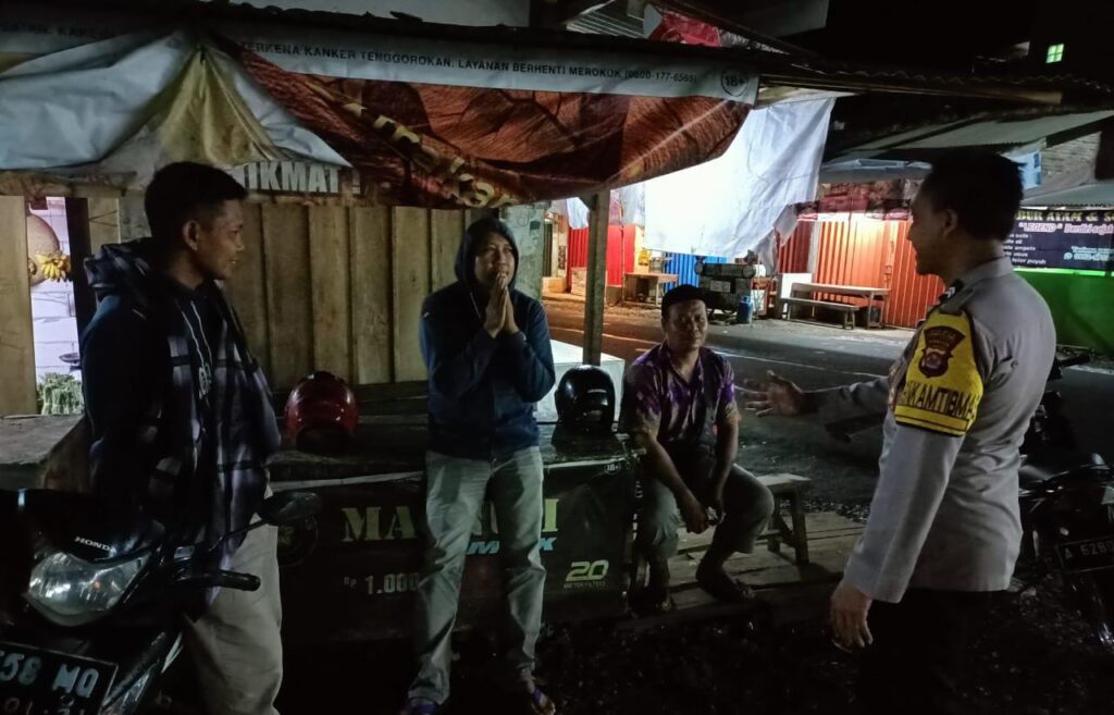 Polsek Cibaliung Gelar Sambang dan Patroli Malam, Ciptakan Rasa Aman dan Nyaman Bagi Warga Masyarakat 2 WhatsApp Image 2024 08 12 at 06.41.30