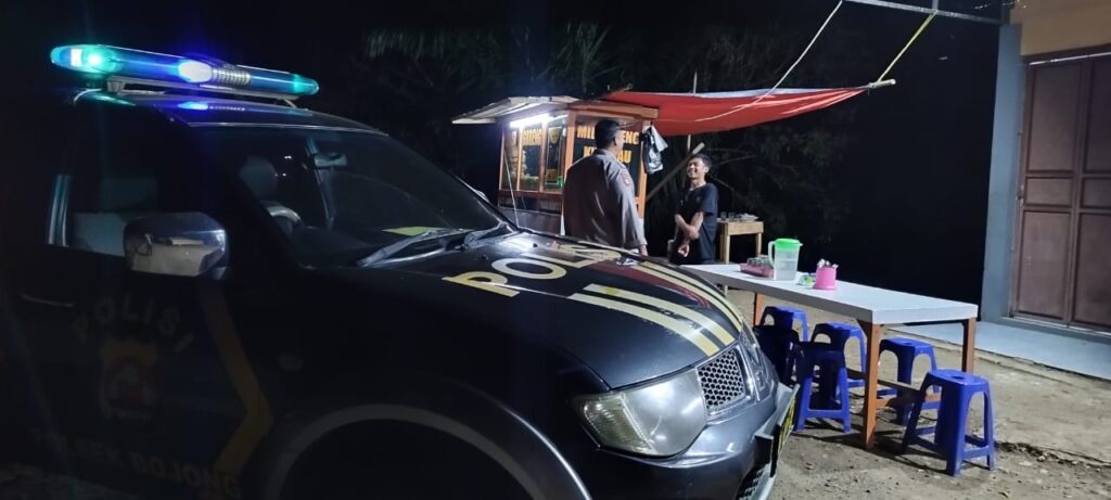 Polsek Bojong Polres Pandeglang Gelar Patroli Malam Dialogis untuk Cegah Kriminalitas 3 WhatsApp Image 2024 08 12 at 08.24.17