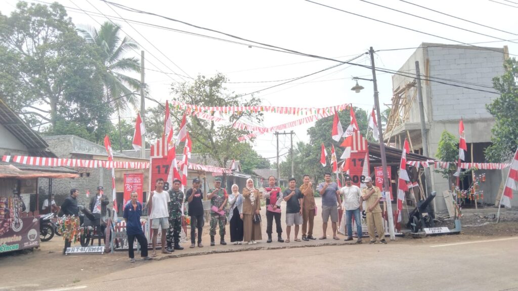 Polsek Bojong Dampingi Tim Penilai dalam Lomba Menghias Gapura di Kecamatan Bojong 3 WhatsApp Image 2024 08 12 at 11.18.30