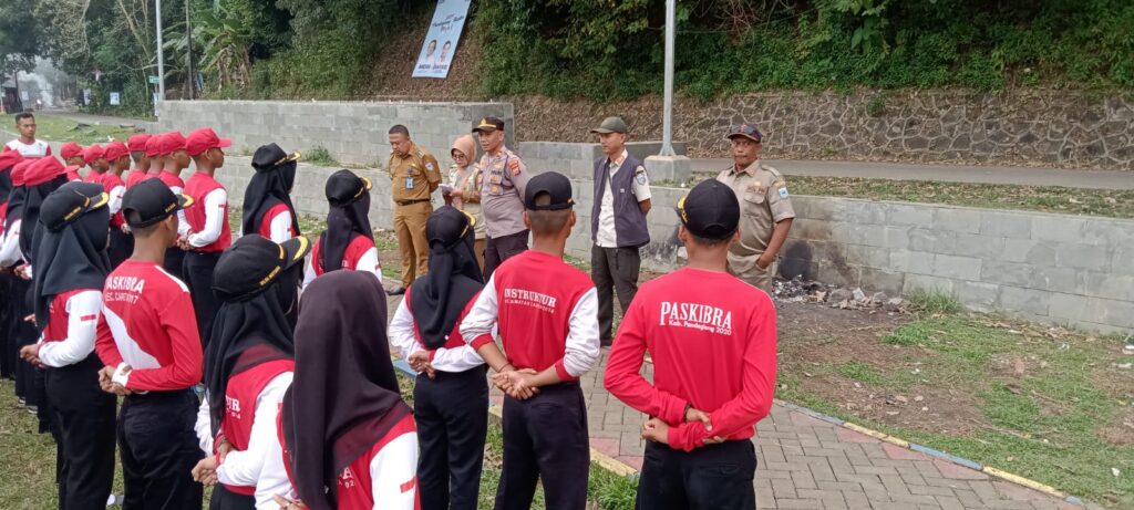 Kapolsek Carita IPTU Turip, S.AP Bersama Muspika Kecamatan Carita Berikan Pembinaan kepada Paskibra dalam Persiapan HUT RI ke-79 2 WhatsApp Image 2024 08 13 at 06.28.10