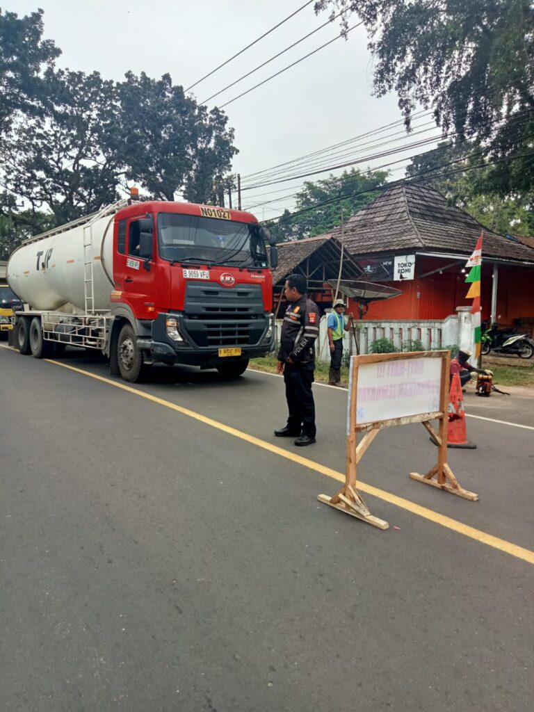 Personil Unit Lantas Polsek Carita Bripka Bobi Laksanakan Pengaturan Lalu Lintas di Jalan Raya Carita 3 WhatsApp Image 2024 08 13 at 06.30.15