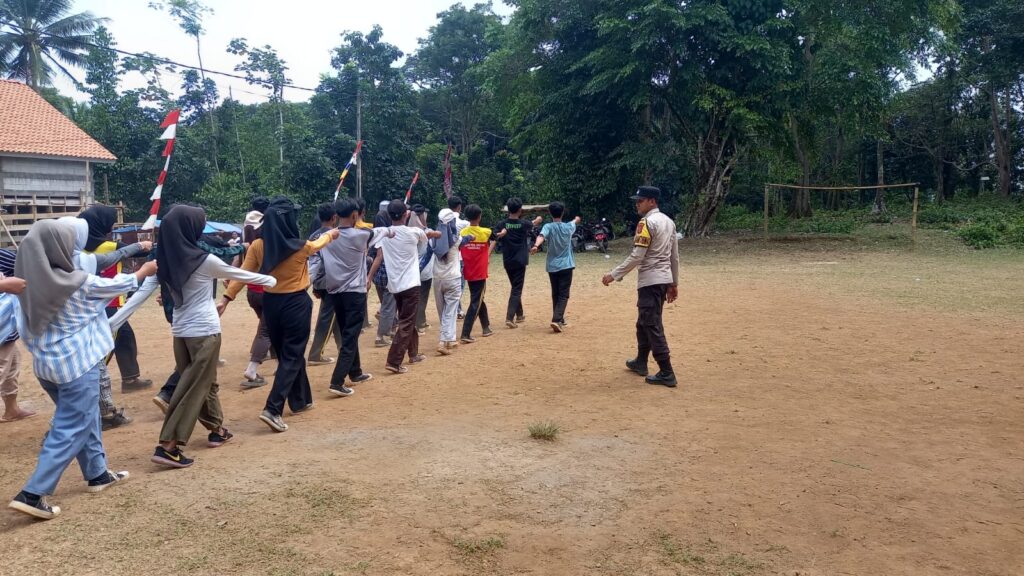 Bripka Sri Eka B, Bhabinkamtibmas Polsek Carita Desa Cinoyong, Latih Paskibra untuk Upacara HUT RI ke-79 4 WhatsApp Image 2024 08 13 at 06.32.53