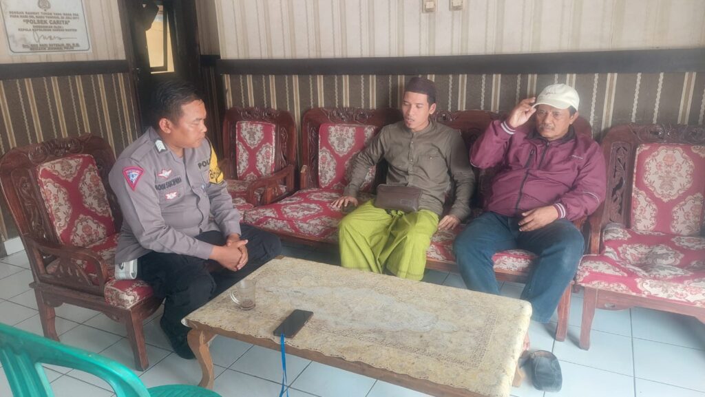Personil Polsek Carita Bripka Bobi Laksanakan Pelayanan Penerimaan Laporan Masyarakat 6 WhatsApp Image 2024 08 13 at 06.35.40