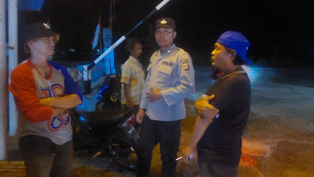 Personil Polsek Carita Bripka Eko Nurdiansyah dan Briptu Riko Laksanakan Patroli Malam di Desa Sukanegara 8 WhatsApp Image 2024 08 13 at 06.39.34