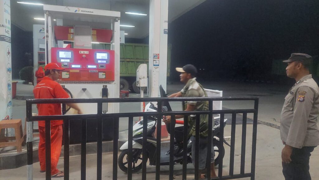 Polsek Carita Laksanakan Patroli Malam ke SPBU Sukanegara dan Beri Himbauan 1 WhatsApp Image 2024 08 13 at 06.47.49