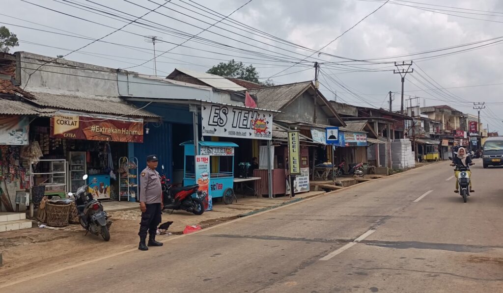Polsek Bojong Polres Pandeglang Gelar Kegiatan Strong Point untuk Ciptakan Kamseltibcar Lantas 4 WhatsApp Image 2024 08 13 at 07.29.04
