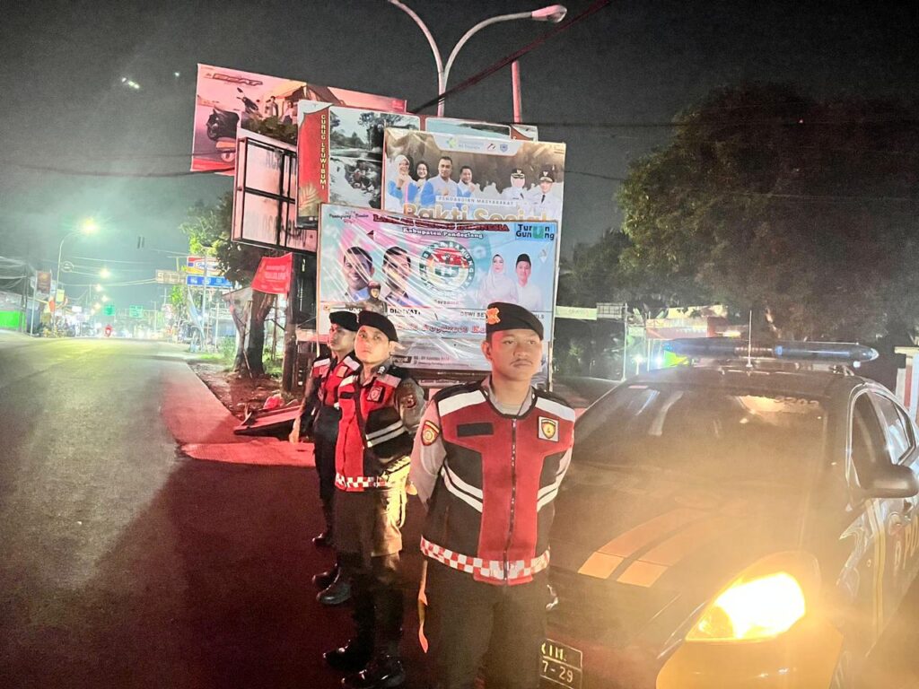 Kasat Samapta Polres Pandeglang Pimpin Patroli Malam di Persimpangan Cipacung 5 WhatsApp Image 2024 08 14 at 05.46.20 1