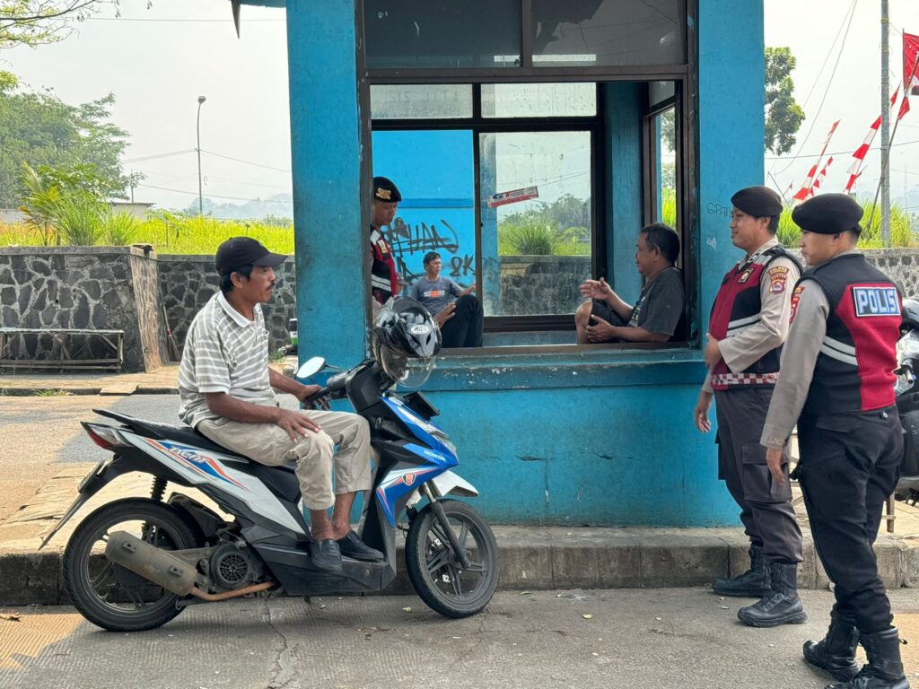 Sat Samapta Polres Pandeglang Gelar Patroli Dialogis di Terminal Kadubanen 2 WhatsApp Image 2024 08 14 at 18.10.29 1