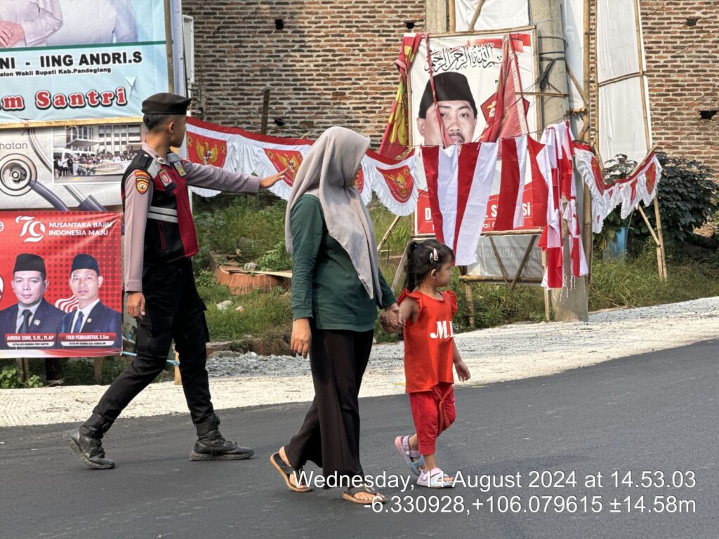 Sat Samapta Polres Pandeglang Berikan Pelayanan Prima dengan Menyebrangkan Warga di Persimpangan Cipacung 1 WhatsApp Image 2024 08 14 at 18.10.30