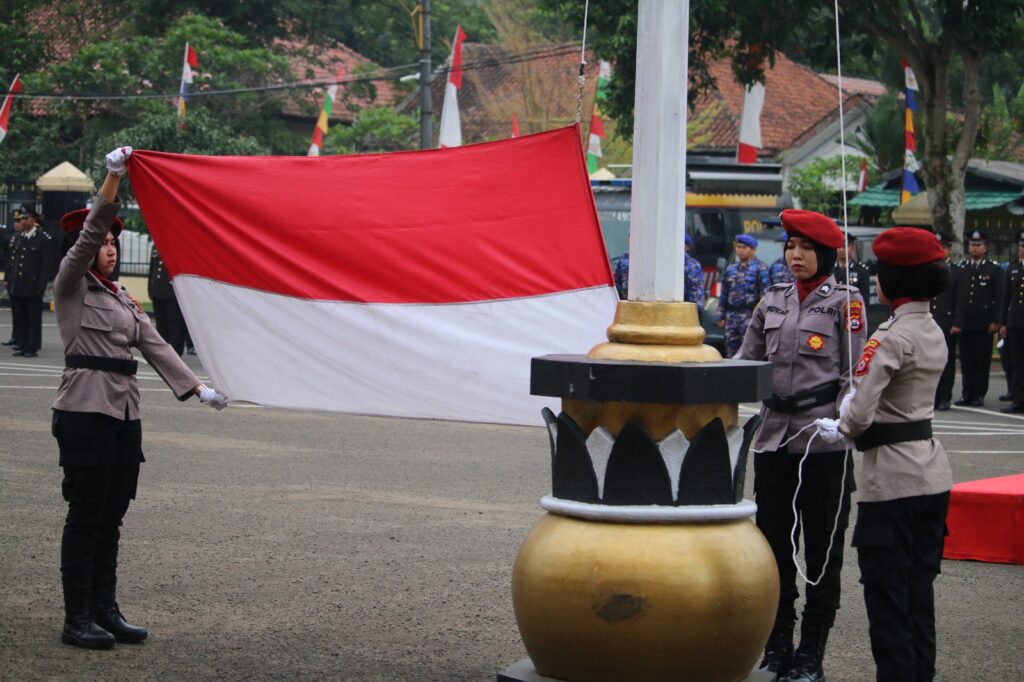 Polwan Polres Pandeglang Jadi Pengibar Bendera di Upacara Hari Kemerdekaan RI 1 WhatsApp Image 2024 08 17 at 12.18.03