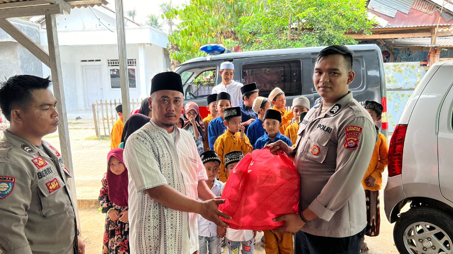 Polres Pandeglang Gelar Kegiatan Jumat Berkah dengan Pembagian Nasi ke Pondok Pesantren 8 bn