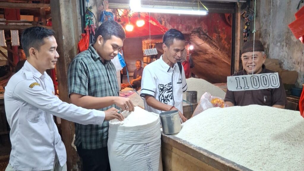 Satgas Pangan Satreskrim Polres Pandeglang Gelar Pengecekan Harga Sembako di Pasar Badak, Pastikan Harga Sesuai HET 1 WhatsApp Image 2025 11 05 at 12.03.29