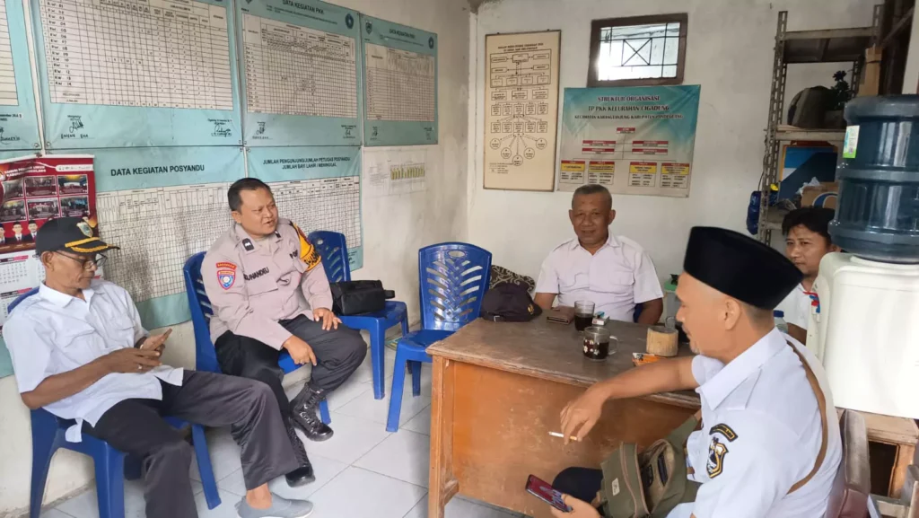 Bhabinkamtibmas Polsek Cadasari Polres Pandeglang Laksanakan Sambang dan Silaturahmi ke Staf Kelurahan Cigadung 3 MConverter.eu WhatsApp Image 2026 05 07 at 01.01.15