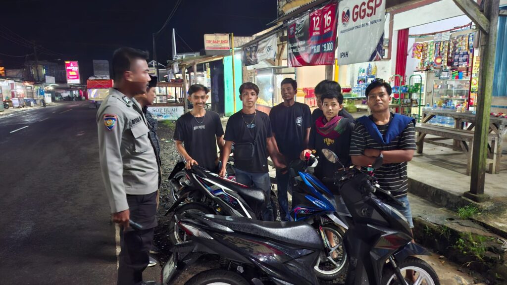 Dekati Generasi Muda, Bhabinkamtibmas Polsek Cibaliung Berikan Imbauan Kamtibmas di Desa Mendung 4 WhatsApp Image 2026 04 30 at 23.11.20
