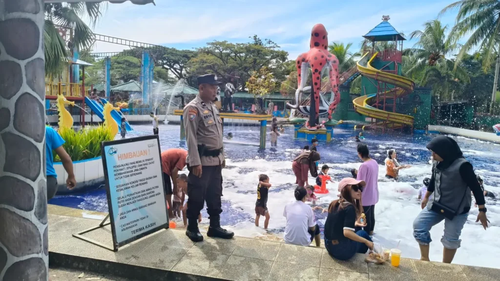 Libur Aman dan Nyaman, Bhabinkamtibmas Polsek Pandeglang Sambangi Pengunjung Cas Waterpark Cikole 1 MConverter.eu WhatsApp Image 2026 06 07 at 13.29.14