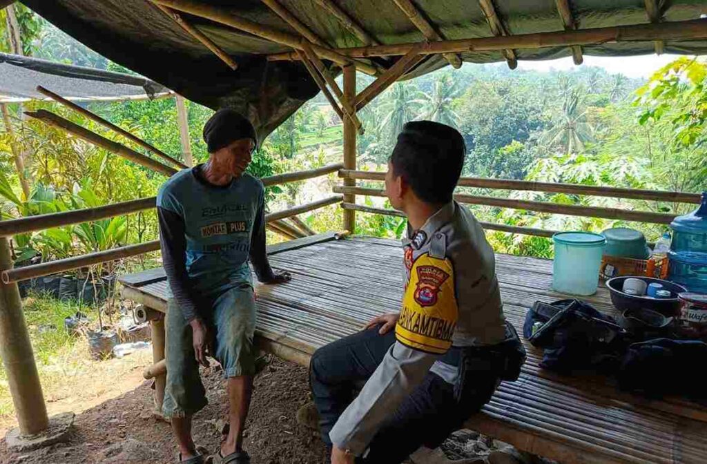 Bhabinkamtibmas Polsek Pandeglang Sambangi Warga Desa Cilaja, Ajak Masyarakat Jaga Kamtibmas Bersama 10 WhatsApp Image 2026 07 11 at 10.39.48 11zon