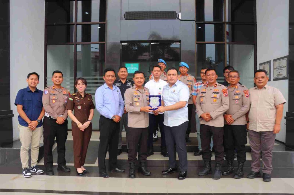 Polres Pandeglang Jalin Silaturahmi ke Kantor Kejaksaan Negeri Pandeglang, Perkuat Sinergitas Antar Aparat Penegak Hukum 5 WhatsApp Image 2026 07 14 at 16.53.53 11zon