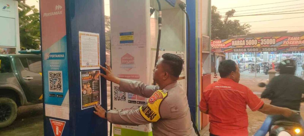 Polsek Picung Polres Pandeglang Gencarkan Pemasangan Himbauan Antisipasi Karhutla di SPBU Kecamatan Picung, Wujud Nyata Pencegahan Dini 9 WhatsApp Image 2026 07 31 at 21.13.06 11zon