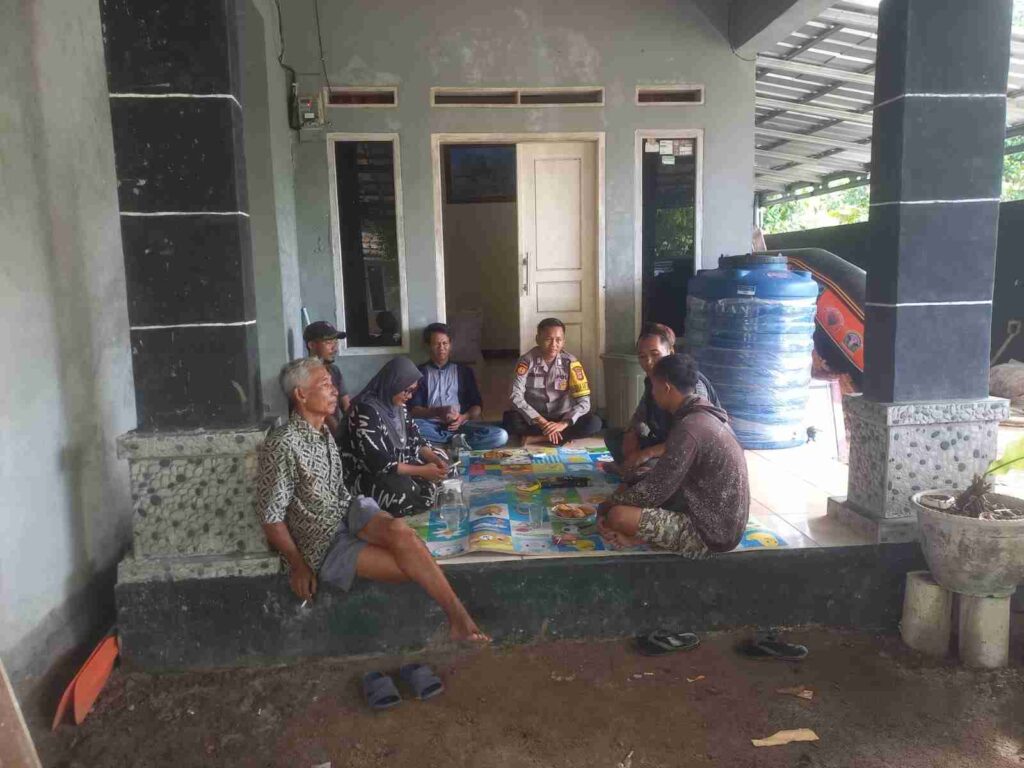 Bhabinkamtibmas Polsek Patia Polres Pandeglang Sambangi Warga Desa Sidamukti, Ajak Masyarakat Bersama Jaga Kamtibmas 7 WhatsApp Image 2026 08 22 at 20.13.31 11zon