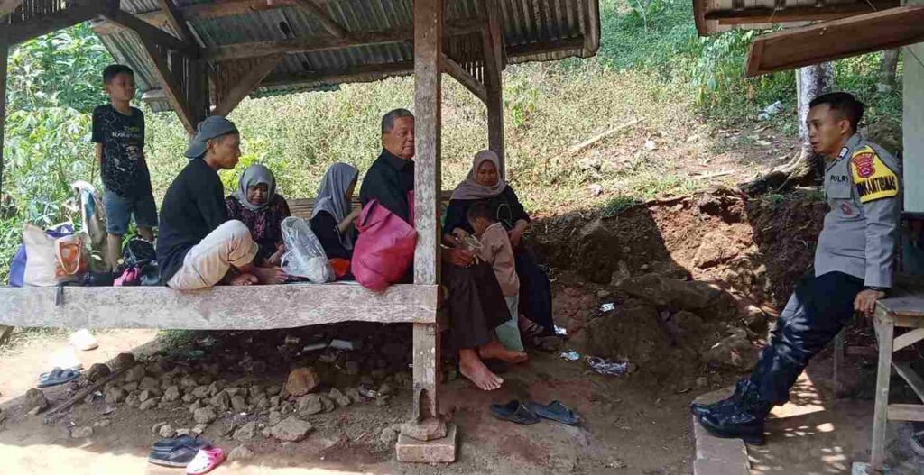Cegah Anak Terprovokasi Aksi Kontra Produktif, Bripka Susilo Edukasi Orang Tua Saat Sambang Warga 6 WhatsApp Image 2026 08 28 at 16.49.39 11zon