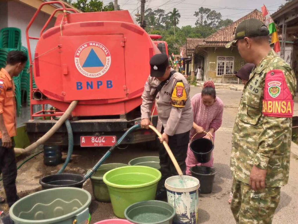 Bhabinkamtibmas Polsek Cadasari Bersama Bpbd Salurkan Bantuan Air Bersih Untuk Warga Kp. Babakan 4 WhatsApp Image 2026 08 28 at 21.16.49 11zon