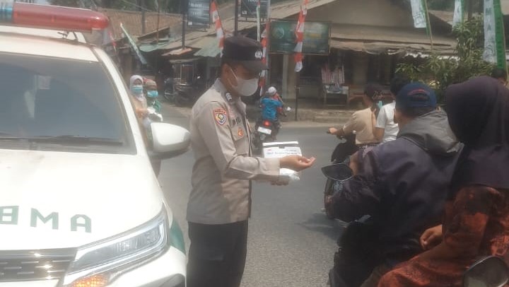 Polsek Banjar Polres Pandeglang Bersama Puskesmas Bagikan Masker, Antisipasi Dampak Abu Vulkanik Anak Gunung Krakatau 3 WhatsApp Image 2026 09 07 at 07.25.51 1