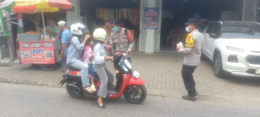 Antisipasi Dampak Abu Vulkanik Anak Gunung Krakatau, Polsek Banjar Polres Pandeglang Bagikan Masker Kepada Masyarakat 2 WhatsApp Image 2026 09 07 at 07.25.51